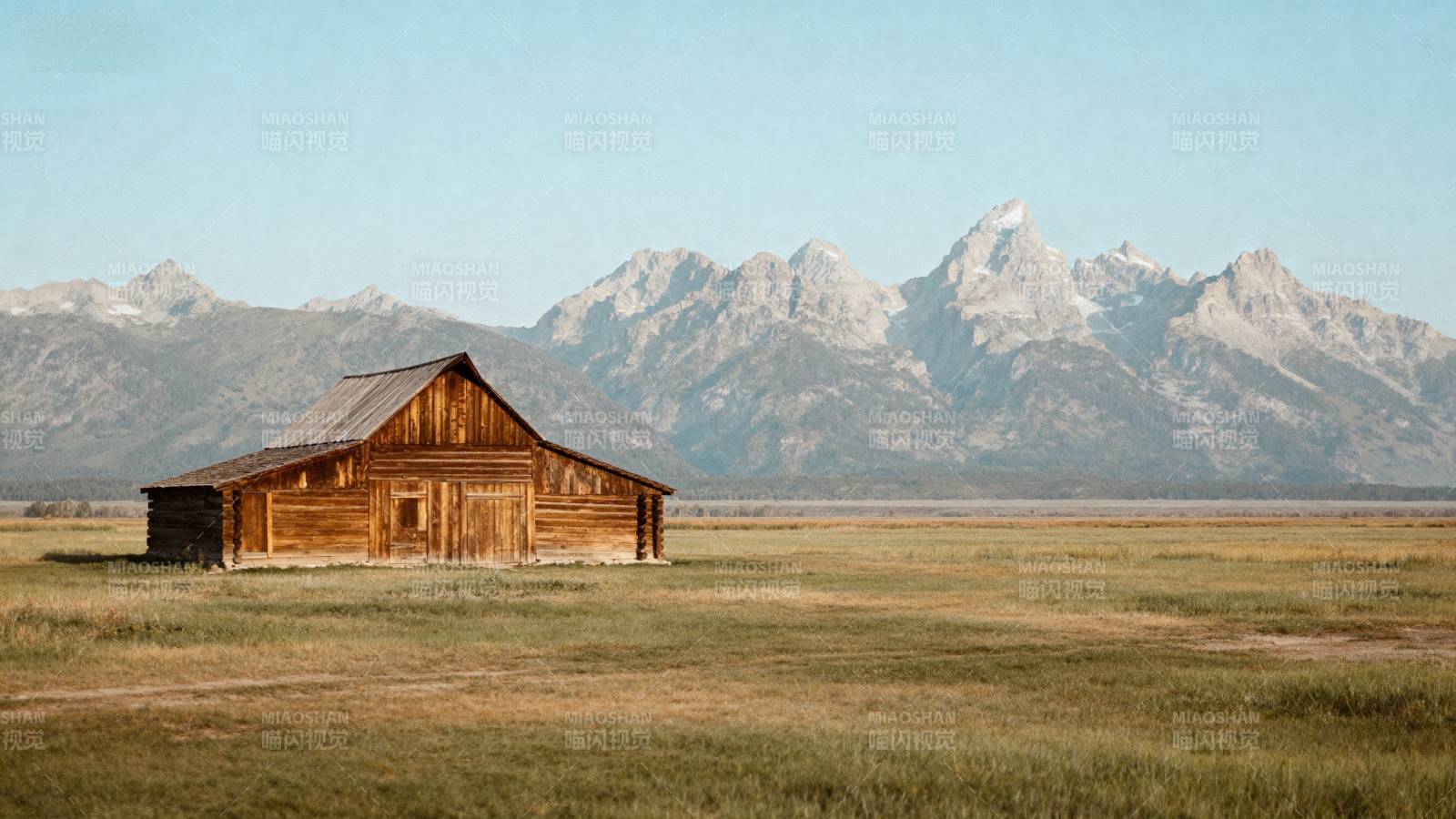 草原木屋与雪山图片