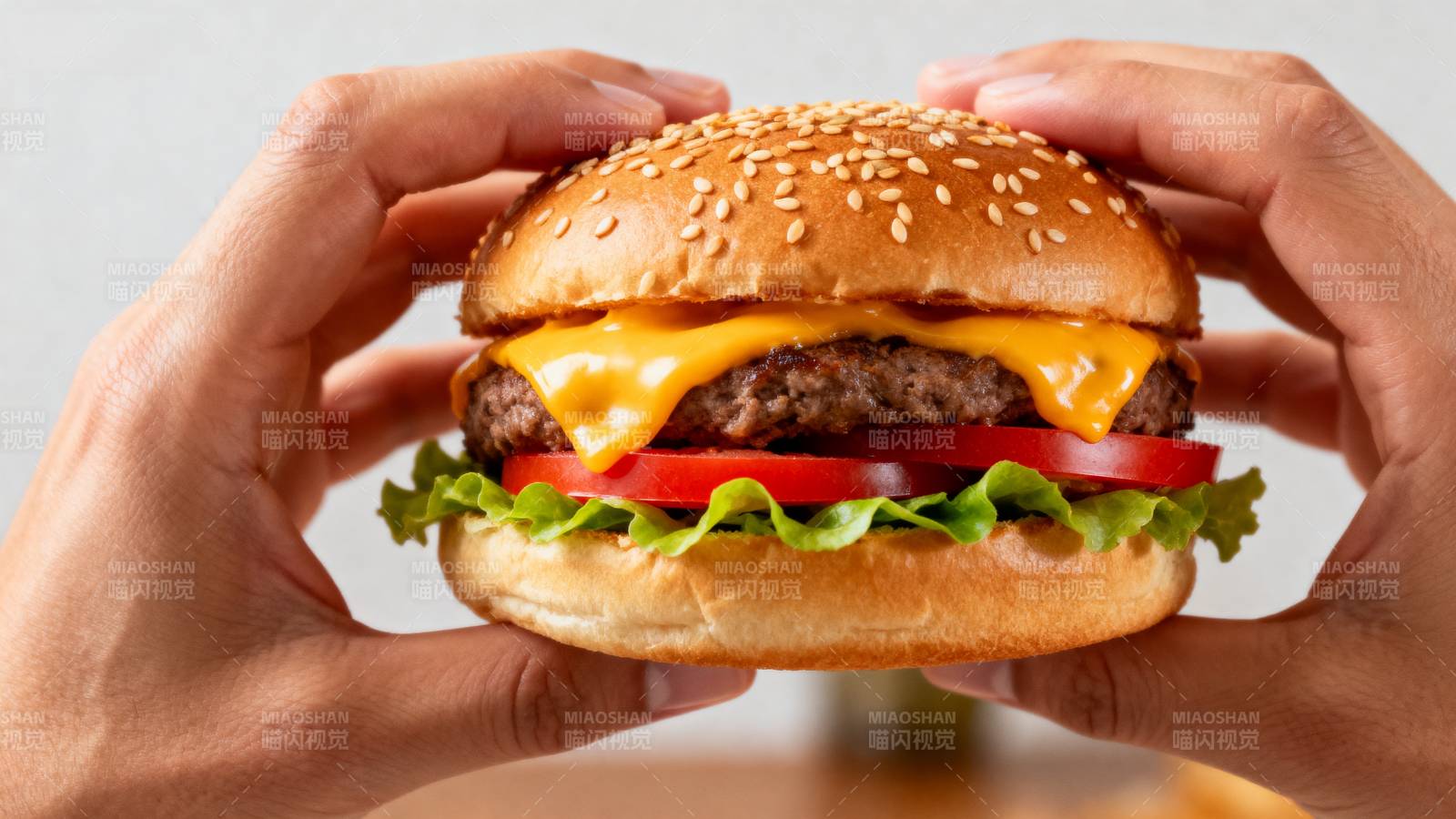 美味汉堡 双手捧着图片