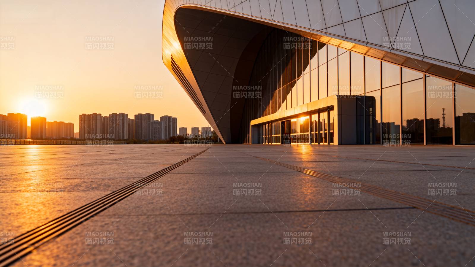 夕阳下的现代建筑图片