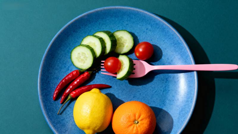 蓝色盘中新鲜蔬果拼盘图片