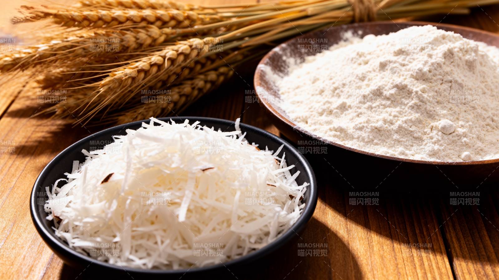 椰丝与面粉静物图片