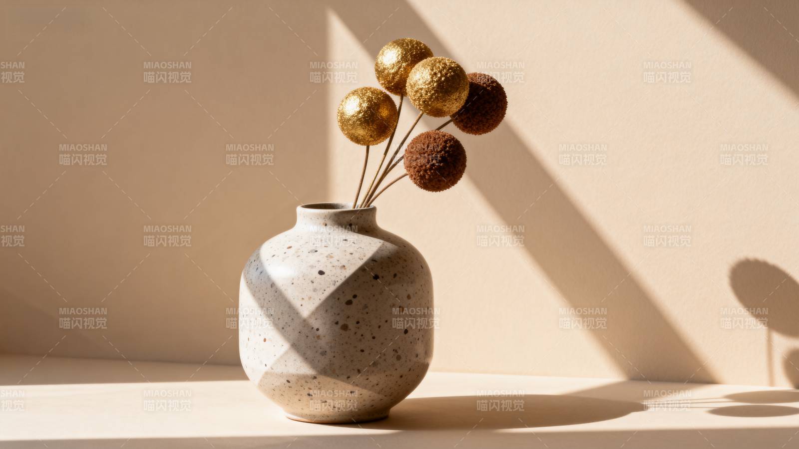 静谧花瓶光影图片