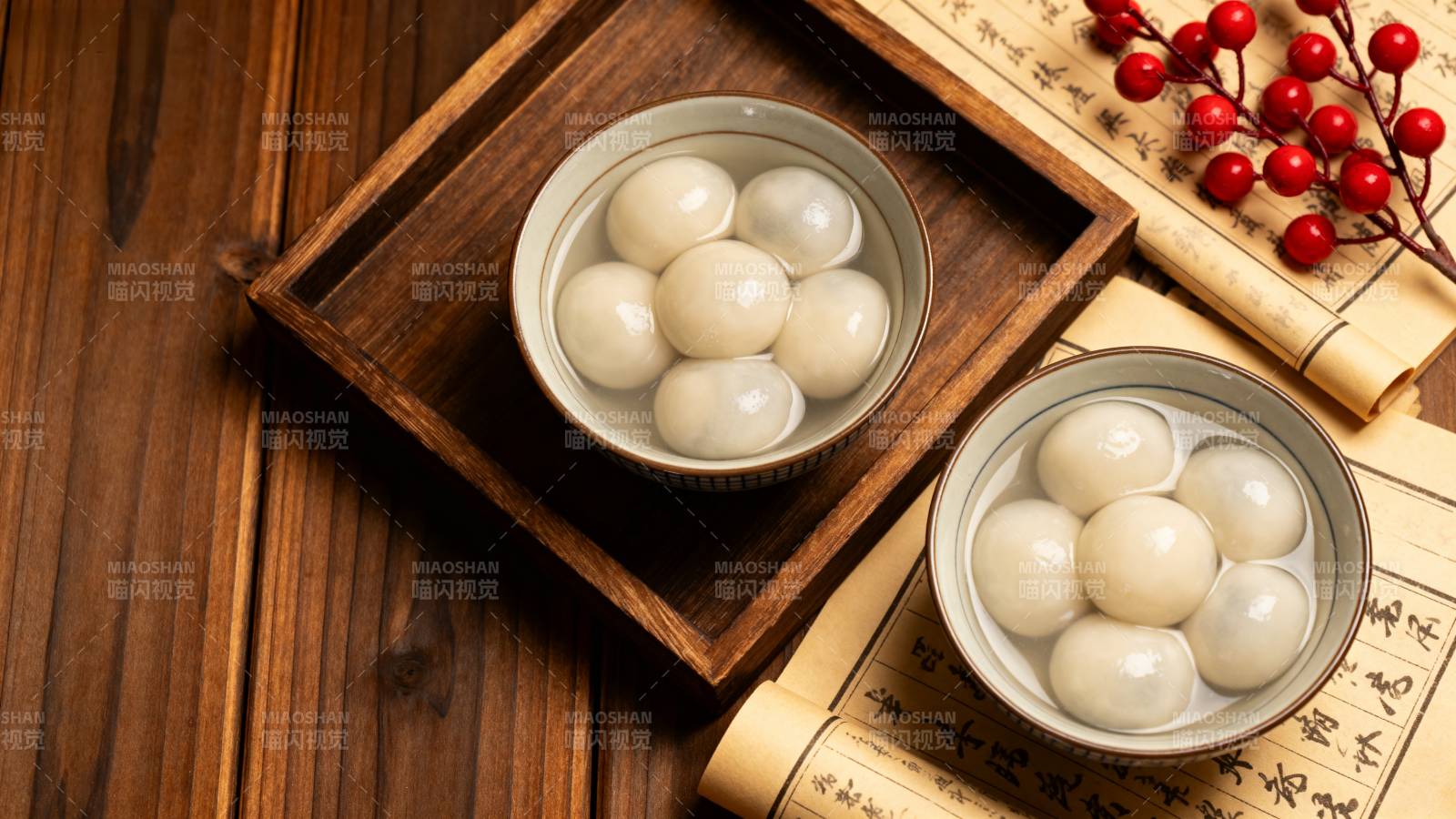 汤圆静置木盘中图片