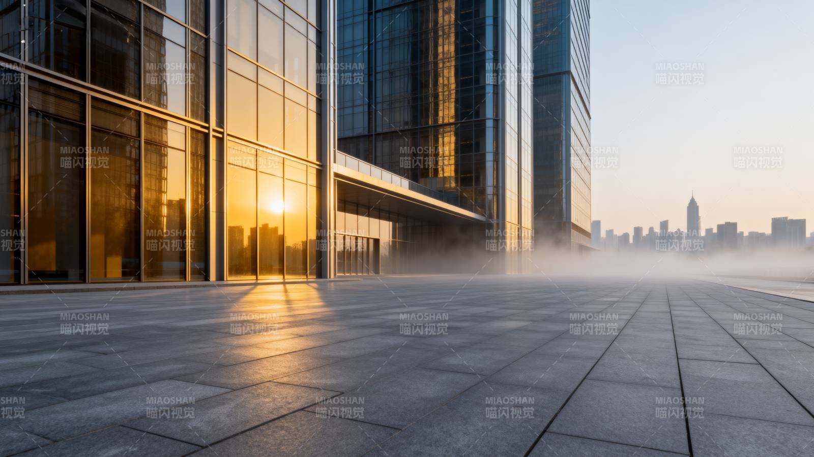 晨曦中的城市广场图片