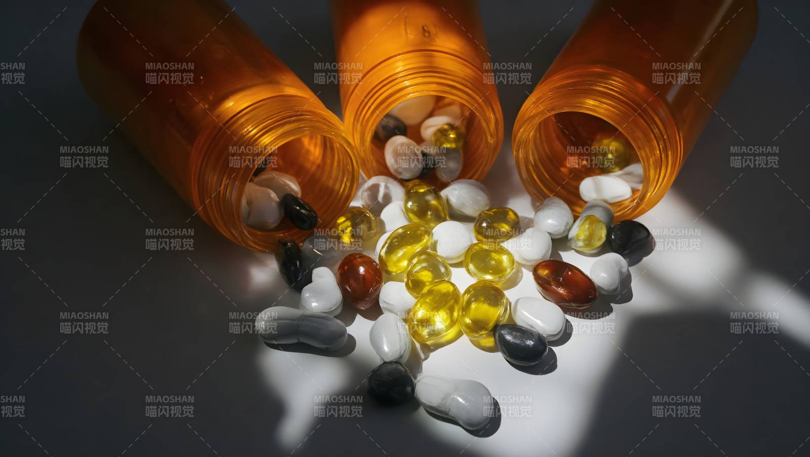 药瓶倾倒散落药片图片