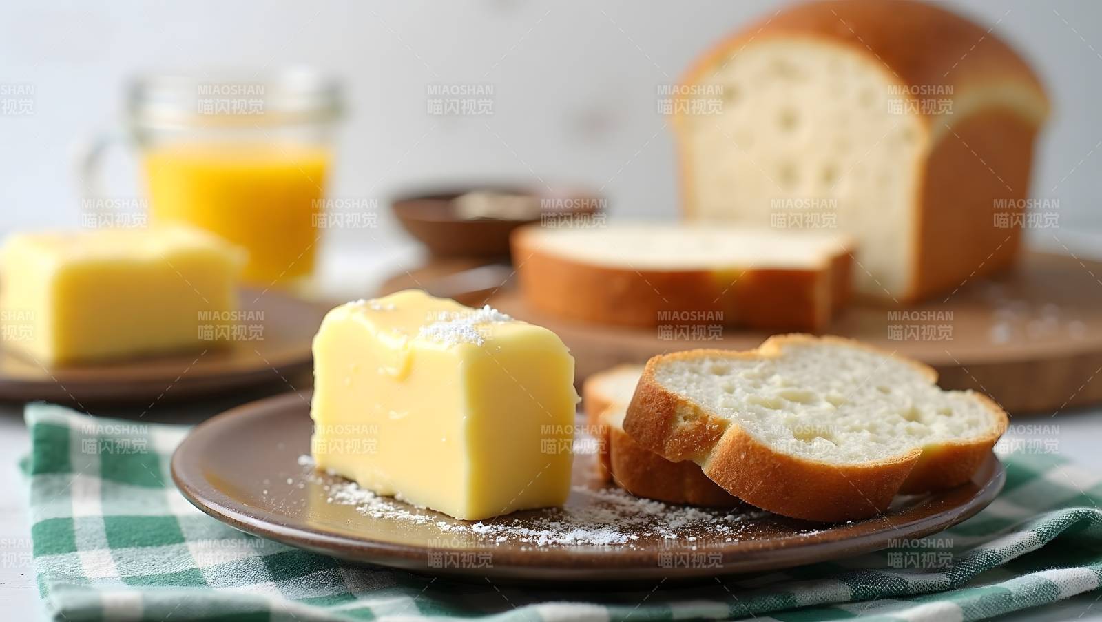 面包配黄油早餐图片