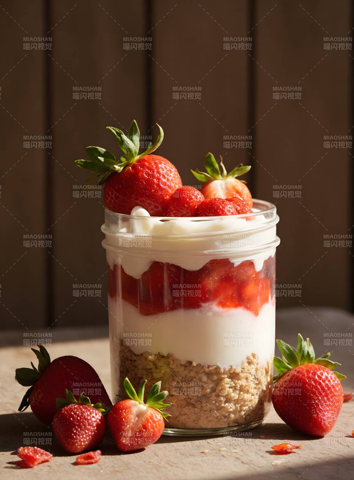 草莓酸奶杯甜点图片