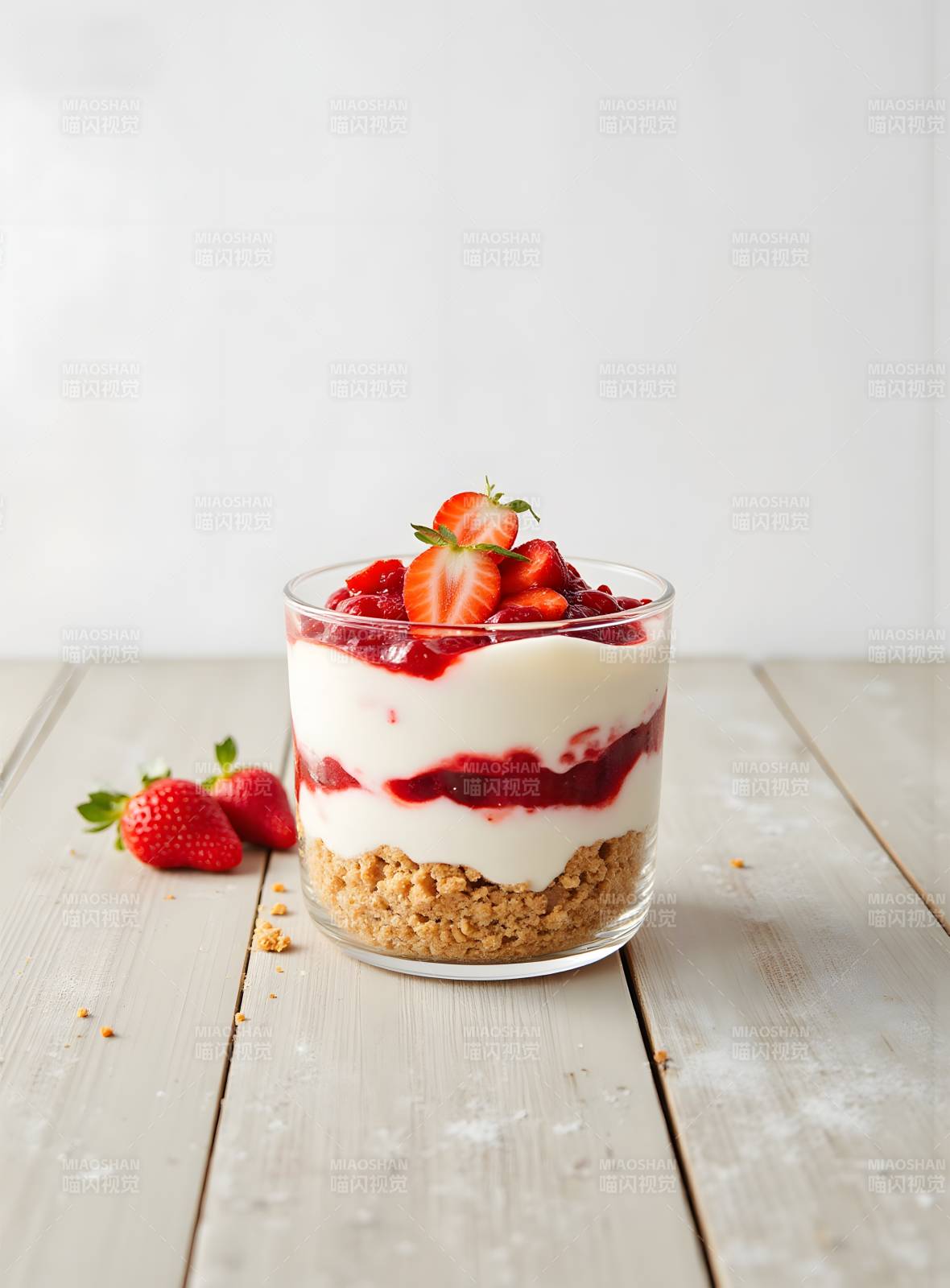 草莓酸奶杯分层甜品图片