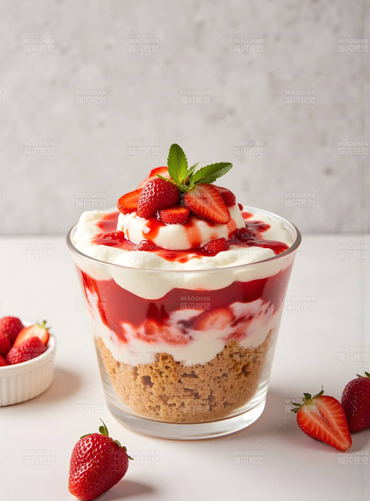 草莓酸奶杯甜品图片