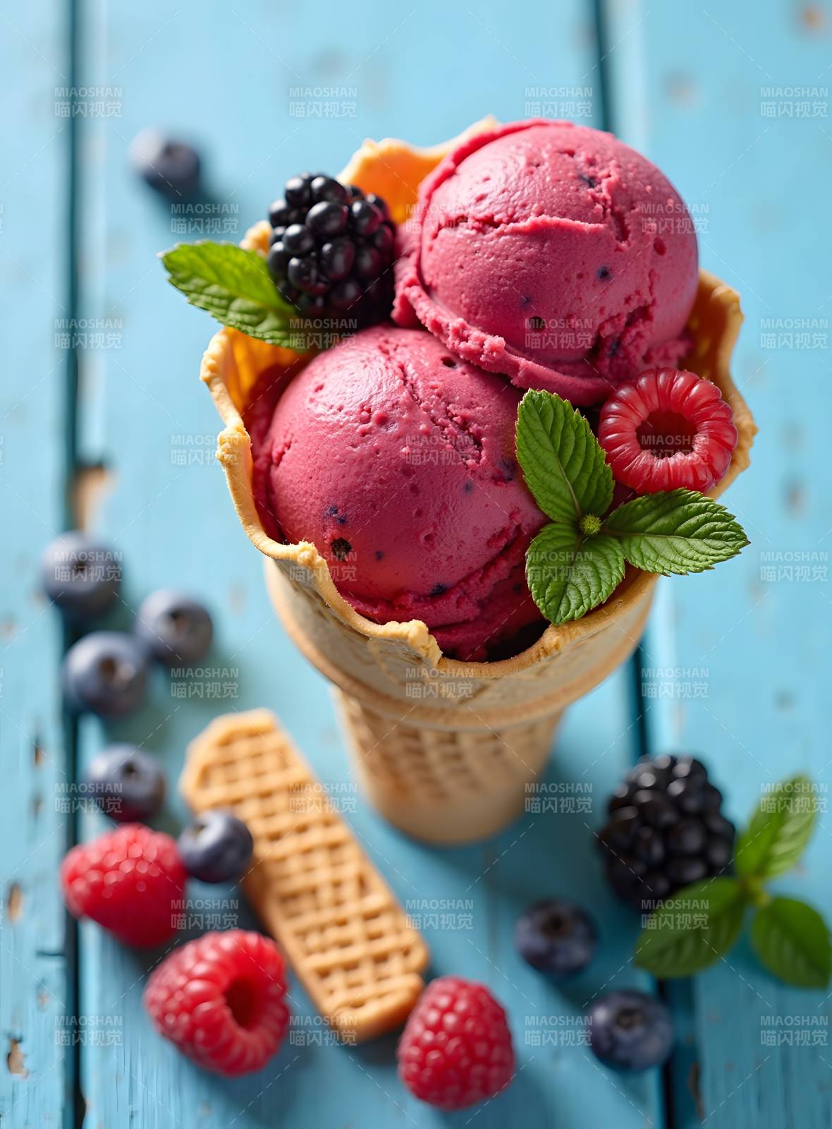 蓝莓覆盆子冰淇淋诱人美味图片