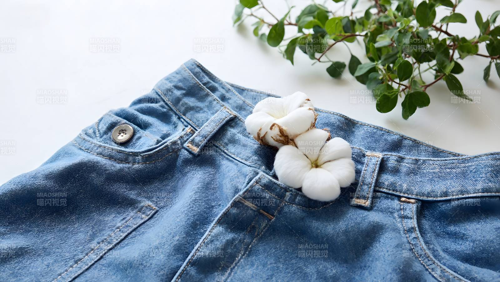 牛仔裤上的棉花装饰图片