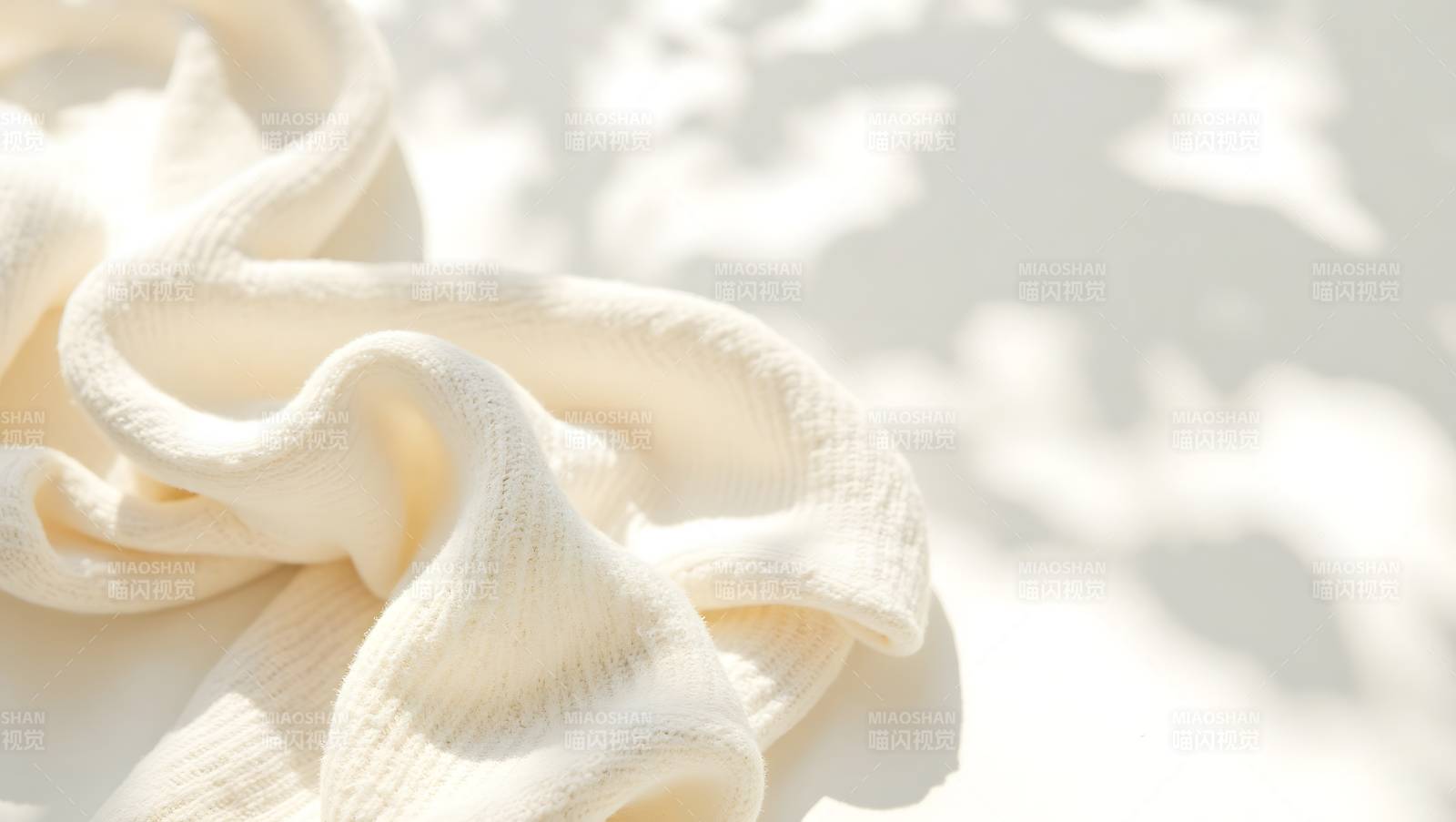 阳光下米色针织布料的纹理特写图片