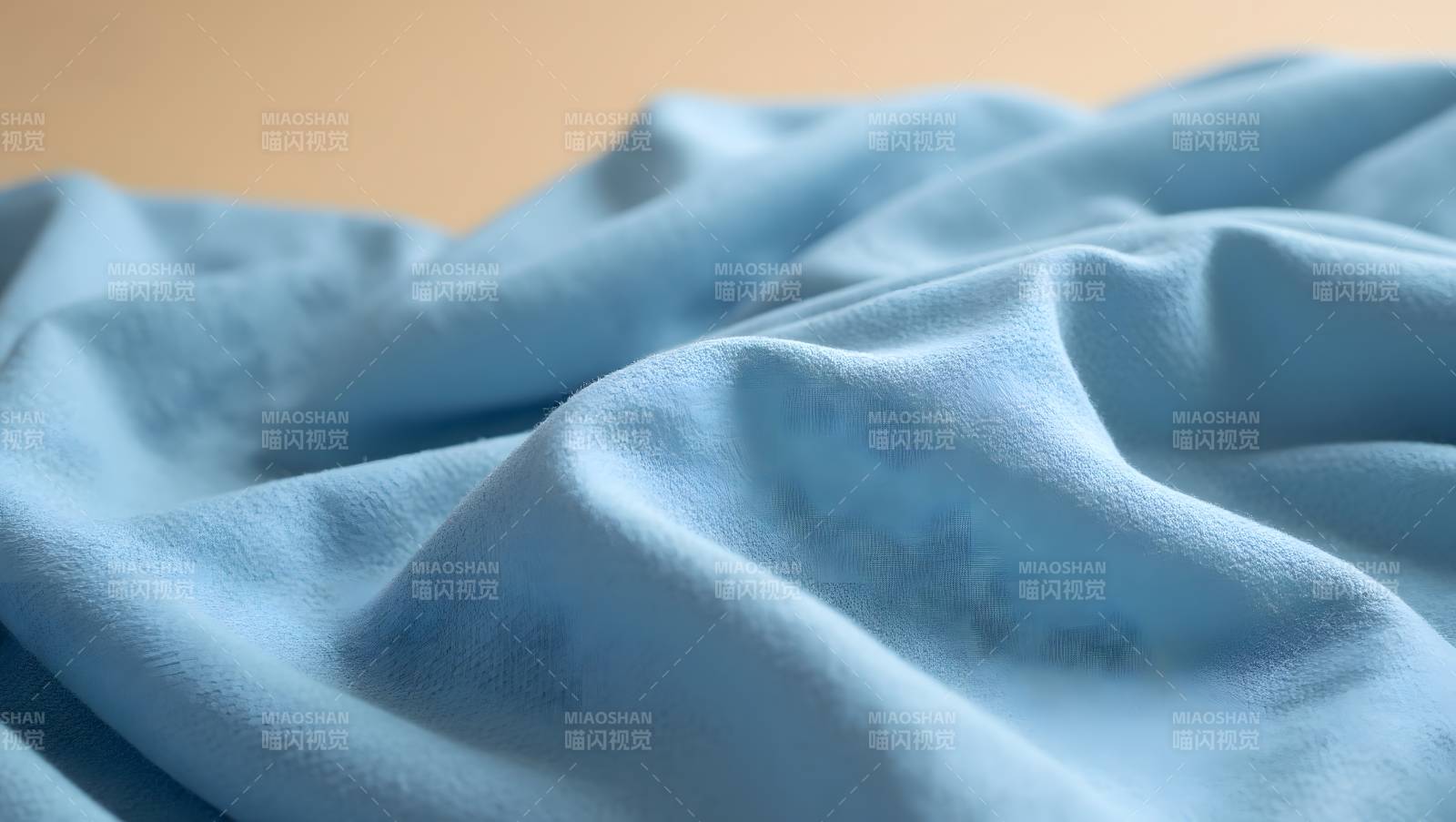 蓝色布料褶皱纹理特写图片