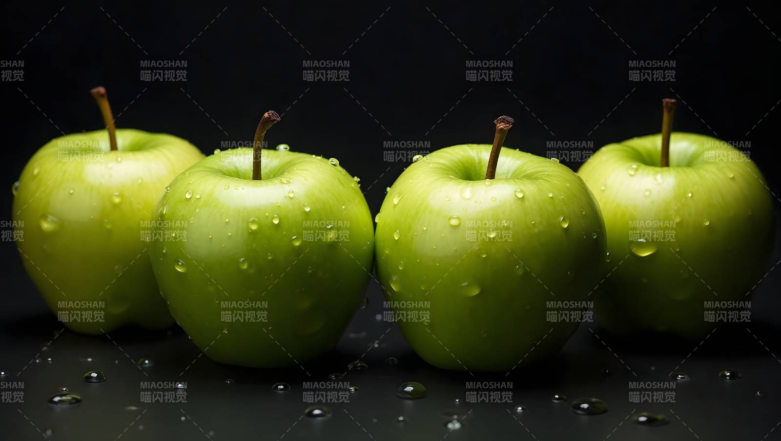 四颗青苹果水珠晶莹剔透图片