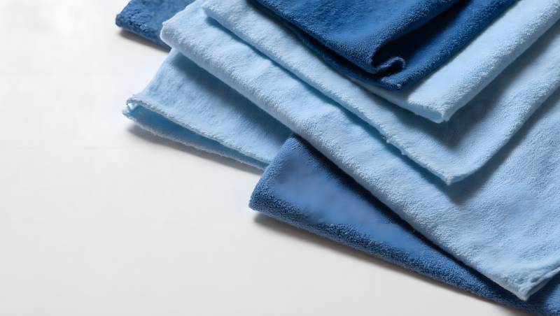 蓝白渐变毛巾叠放特写图片