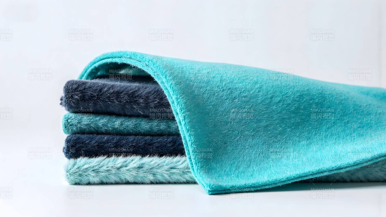 多彩毛巾叠放特写图片