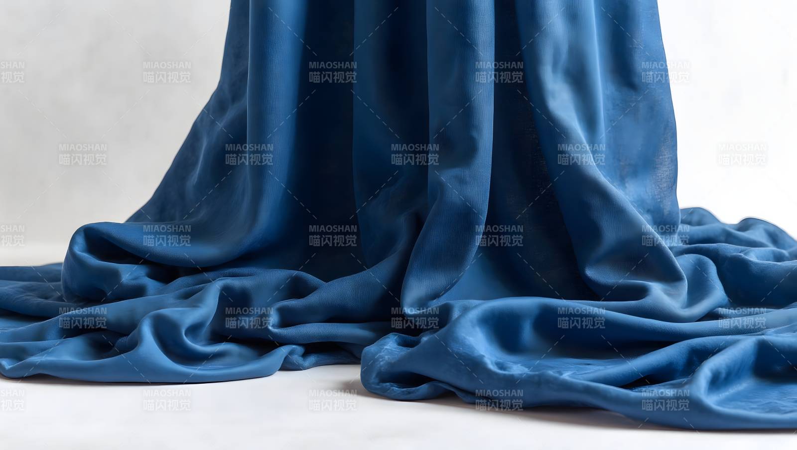 深蓝丝绒垂坠之美图片