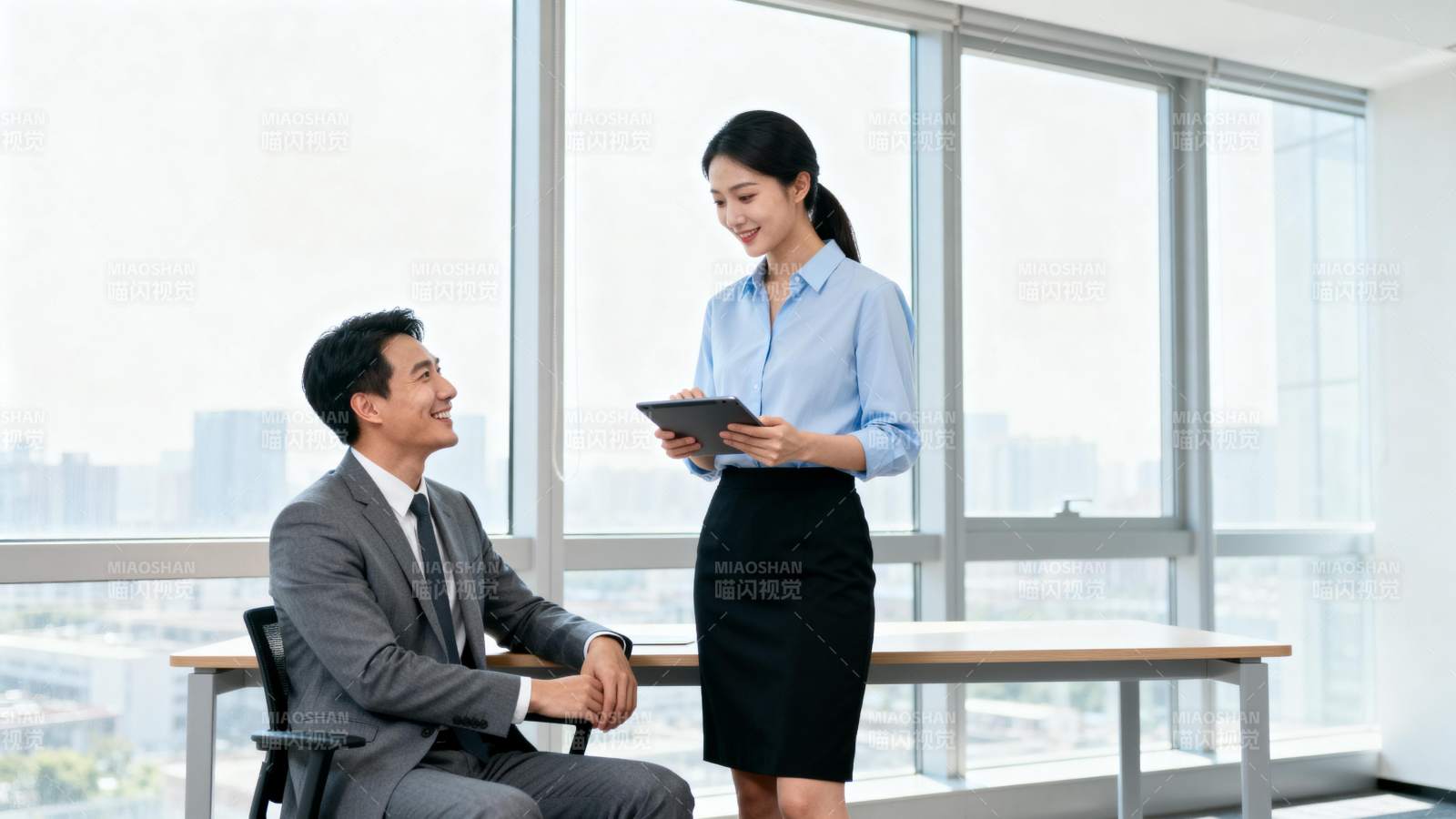 办公室商务交流场景图片