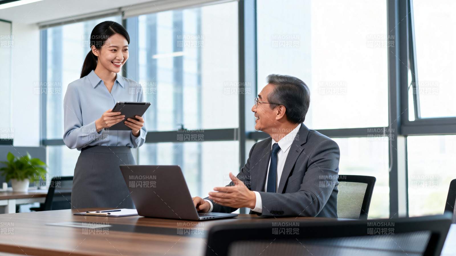 职场交流瞬间图片