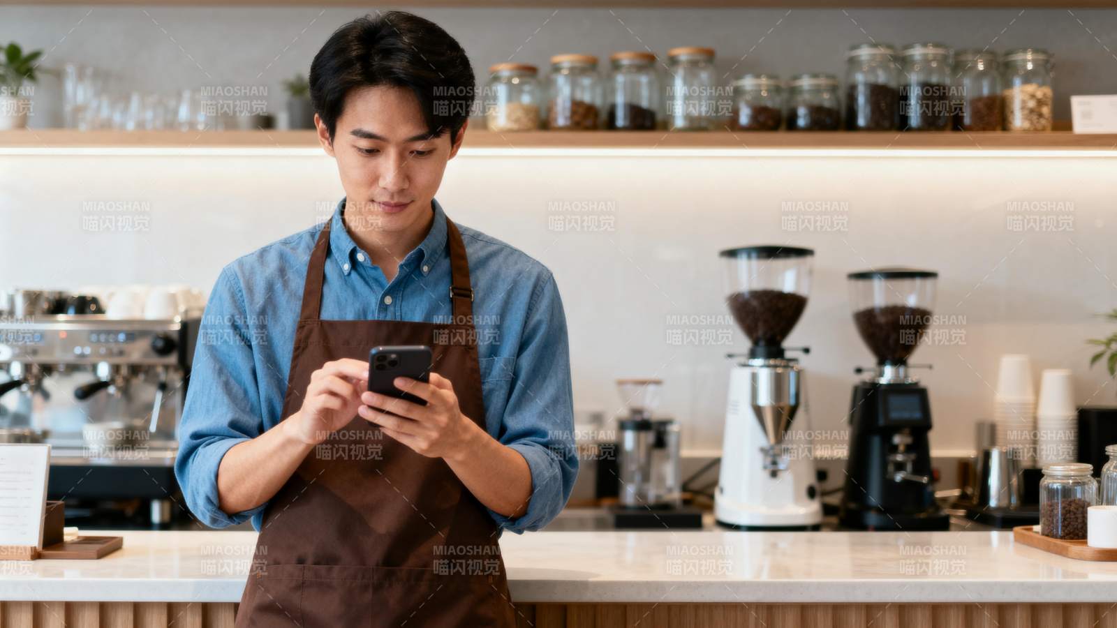 咖啡师专注看手机图片