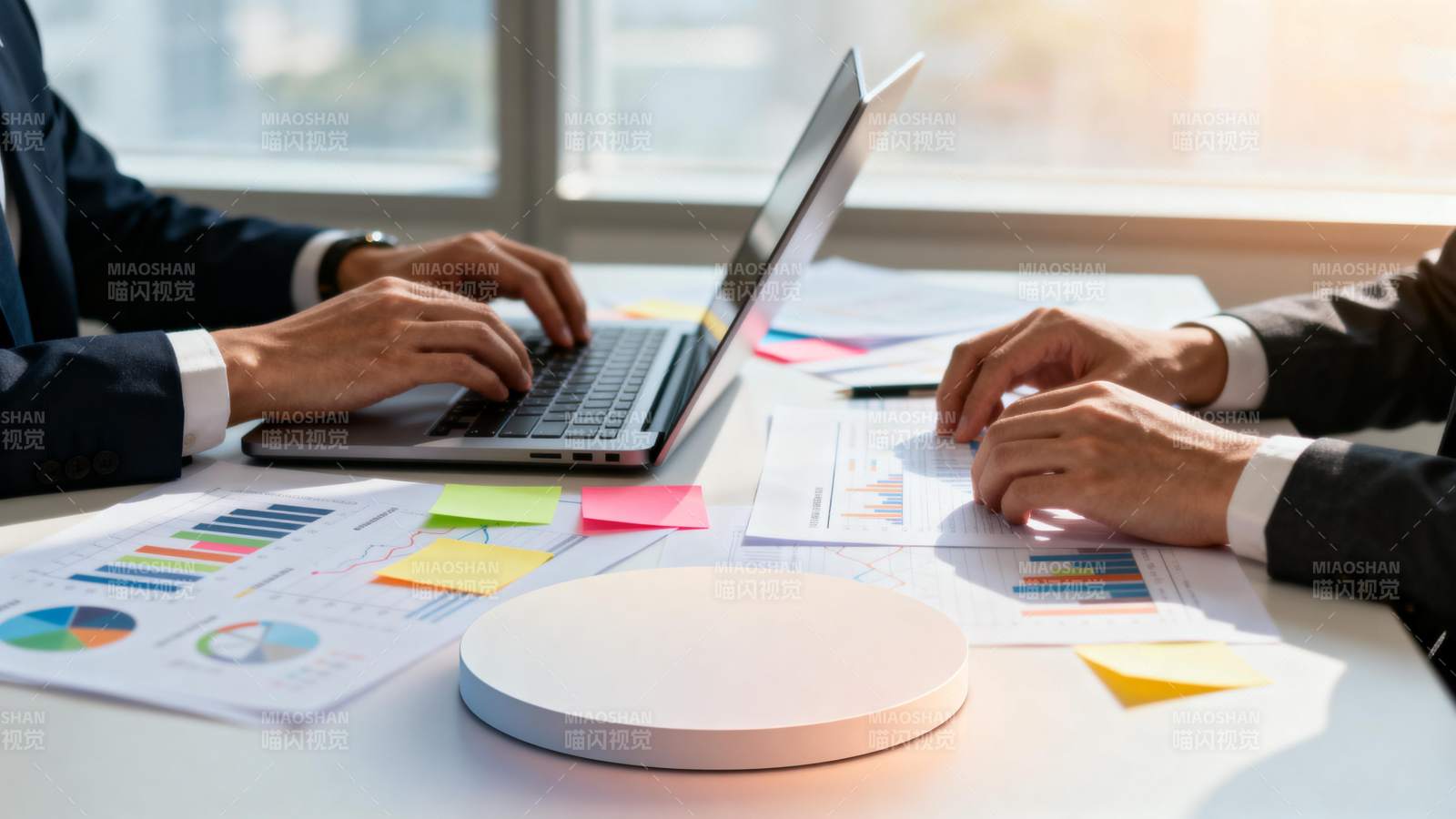 商务会议讨论中图片