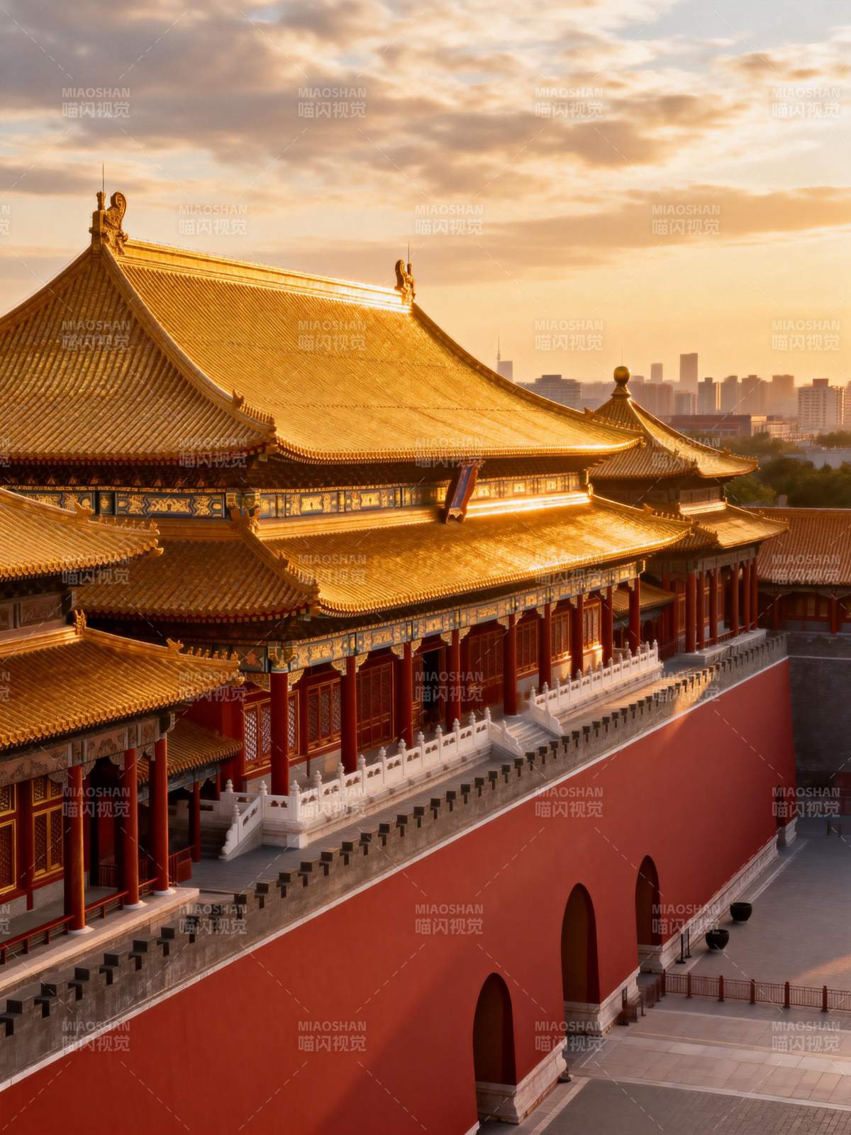 故宫金顶映霞光图片