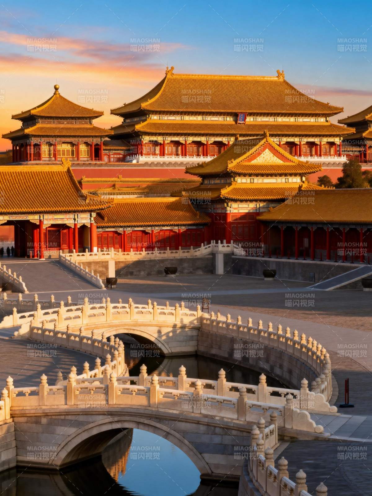 故宫晨光映金殿图片