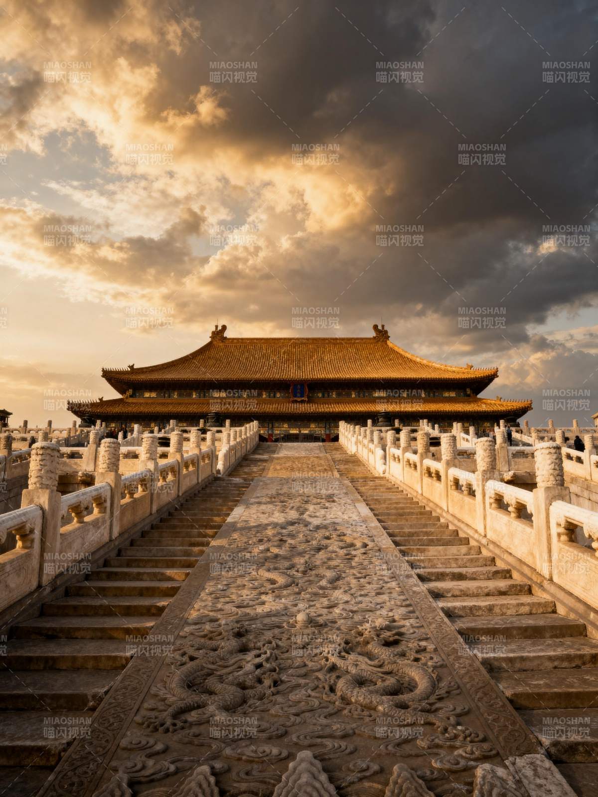 故宫金殿云影图片