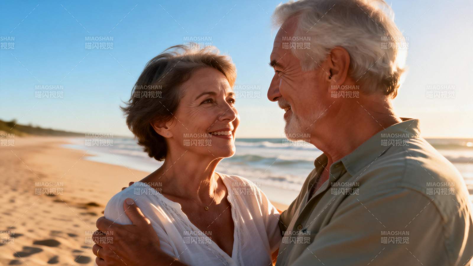 海滩上的幸福老伴图片