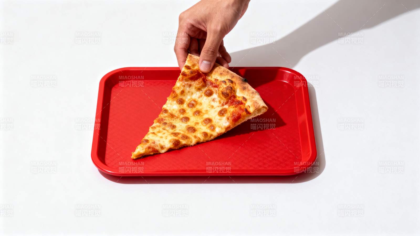 手拿披萨片图片