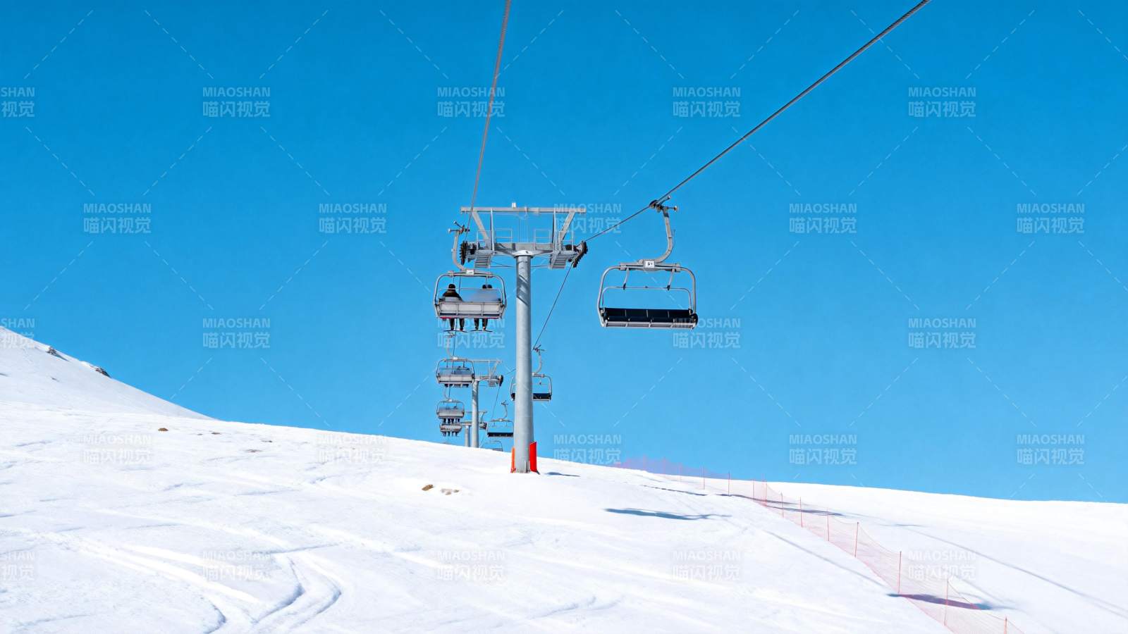 雪坡缆车蓝天图片