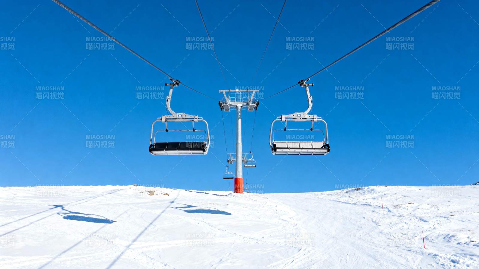 雪场缆车蓝天白云图片