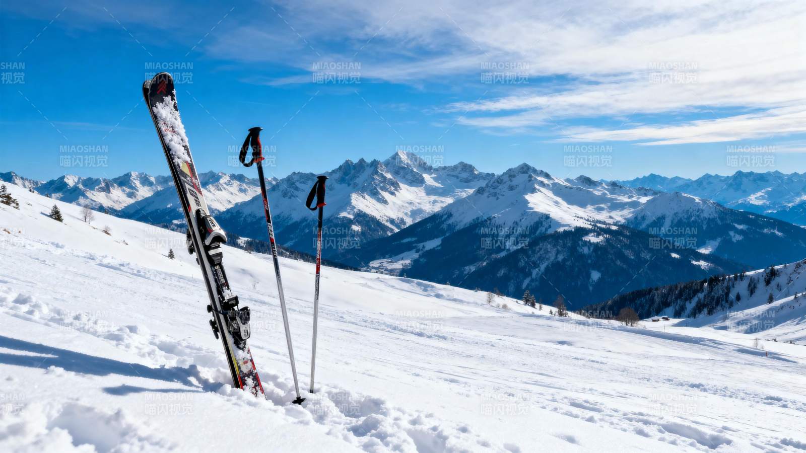 雪峰之巅 滑雪静候图片