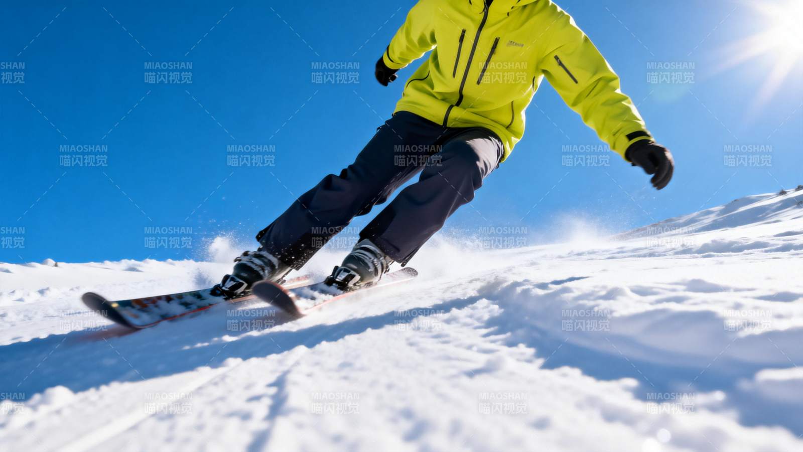 滑雪者在雪坡上疾驰图片