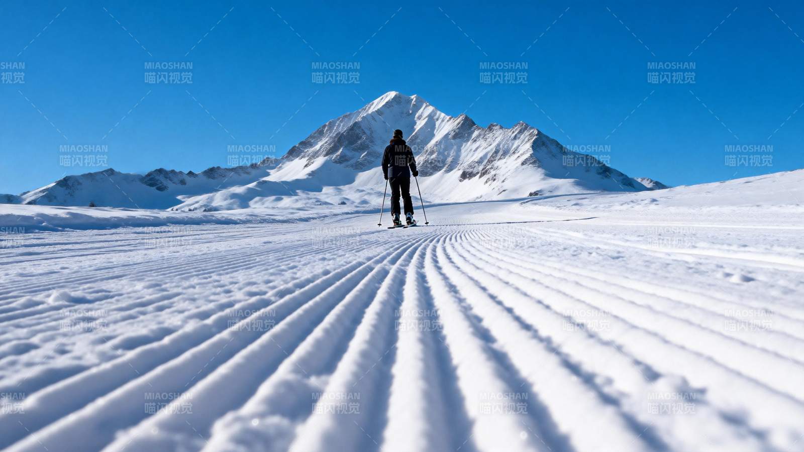 雪原上的滑雪者图片