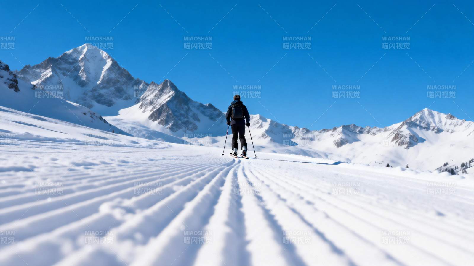 雪原上的滑雪者图片