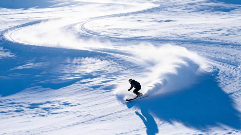 雪上疾驰 风起云涌图片