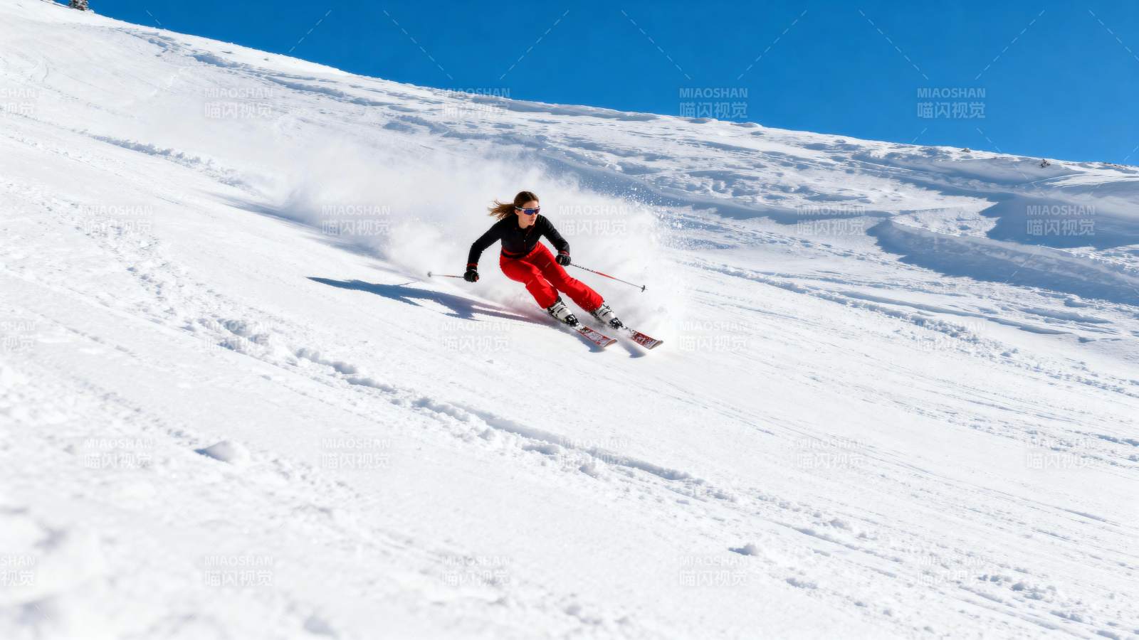 滑雪者疾驰雪坡图片