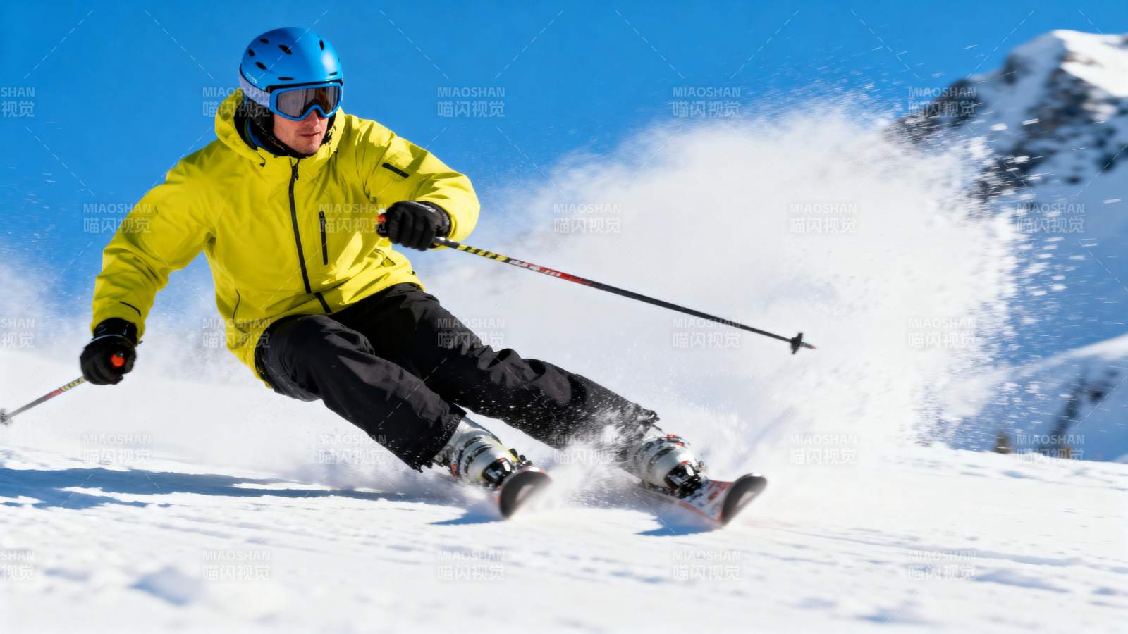 滑雪者疾驰雪坡图片