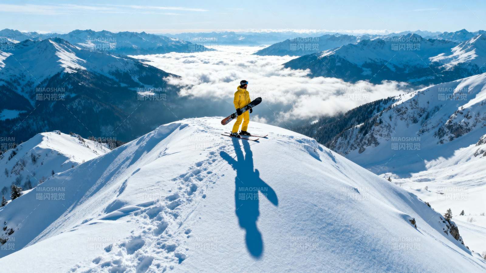 雪峰之巅的滑雪者图片