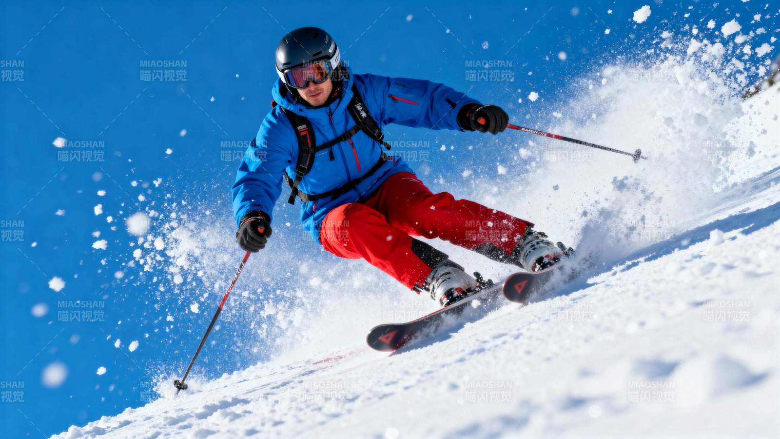 滑雪者疾驰雪坡图片