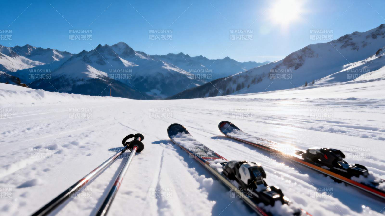 雪山滑雪 阳光明媚图片