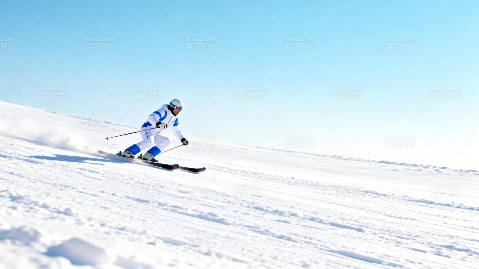 雪地疾驰的滑雪者图片