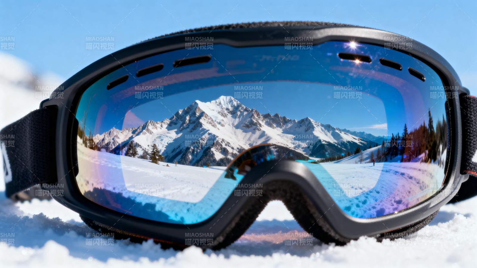 雪山镜中映美景图片