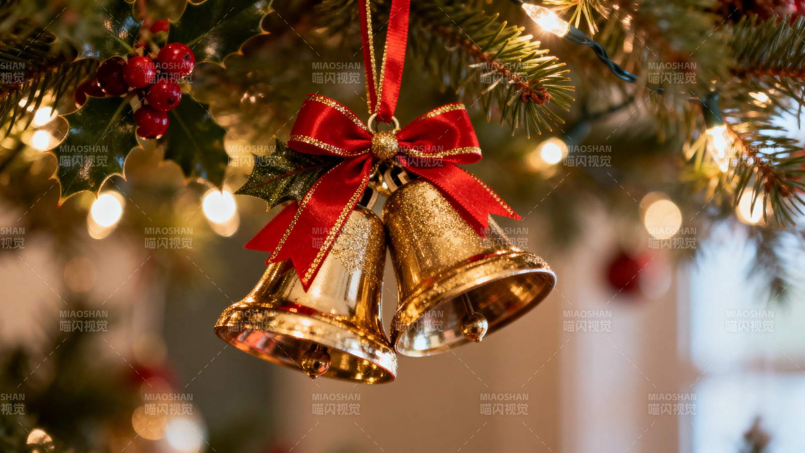 圣诞铃铛挂枝头图片