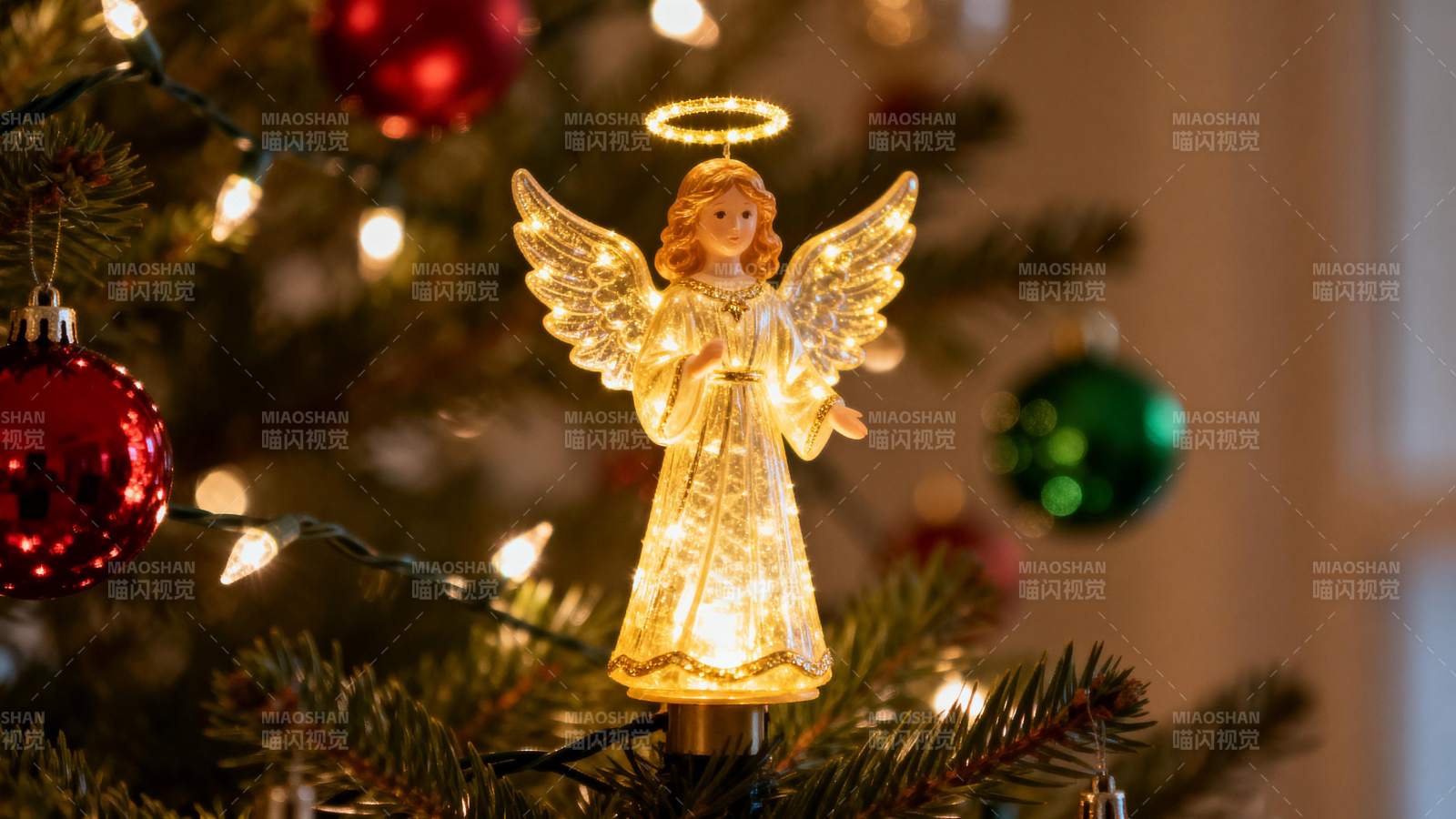 圣诞树顶的发光天使图片