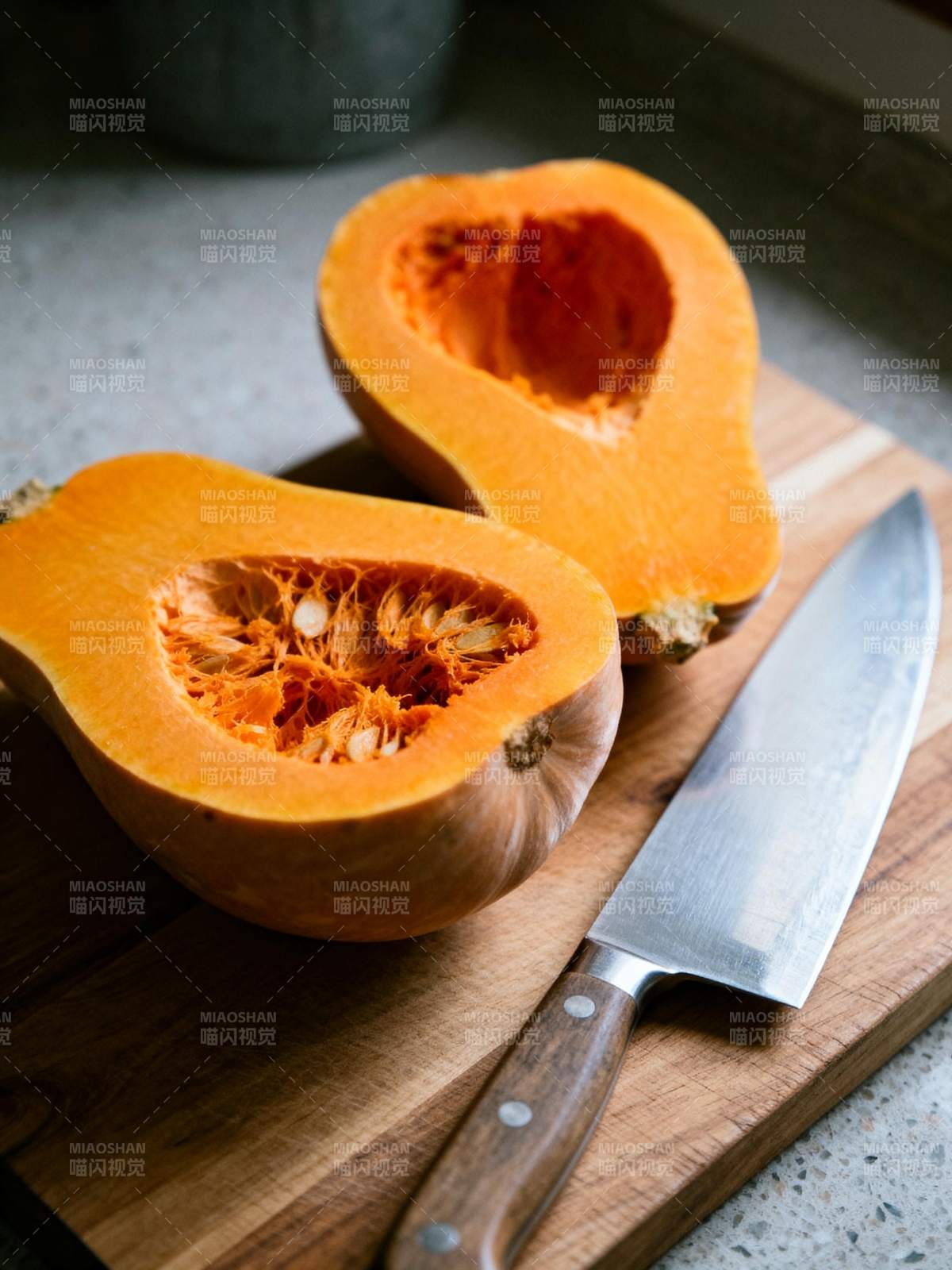 南瓜切开待烹饪图片