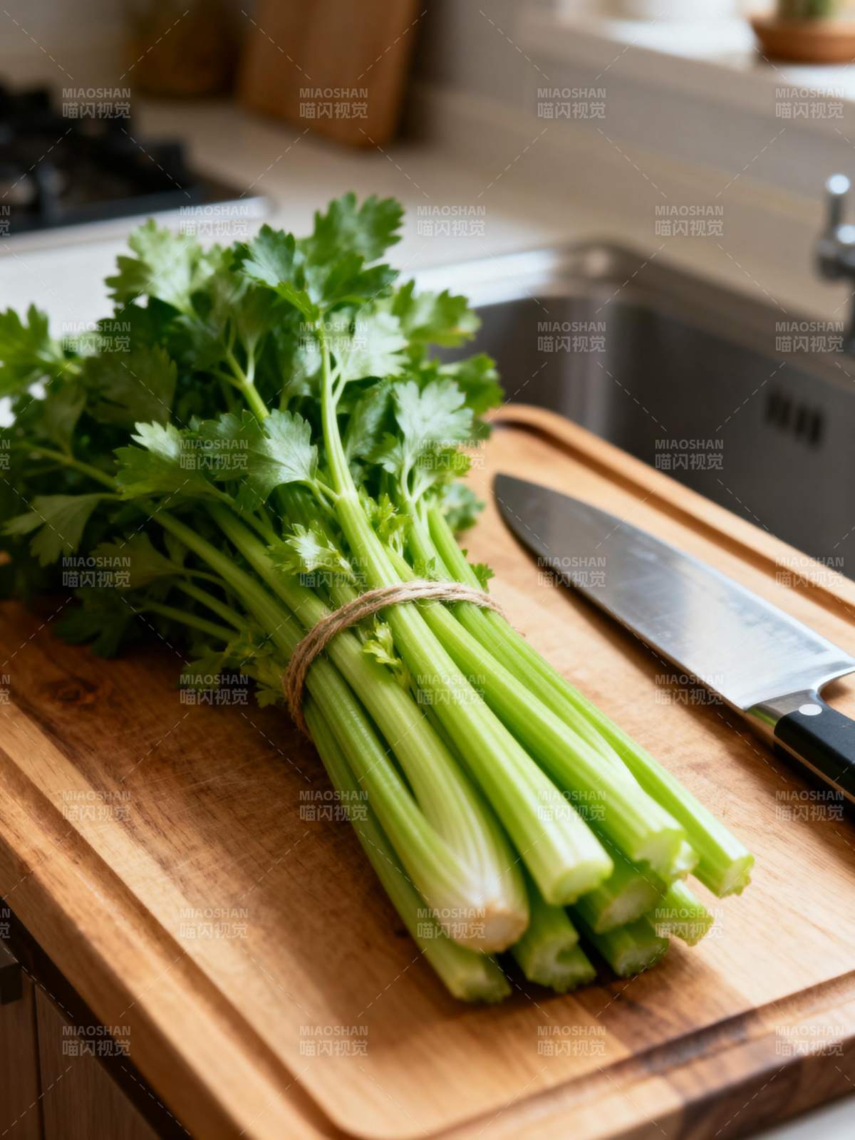 新鲜芹菜待切图片
