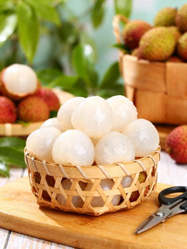 新鲜荔枝剥壳展示图片