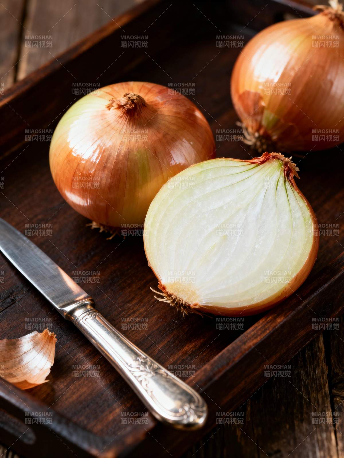 洋葱切片与刀具图片